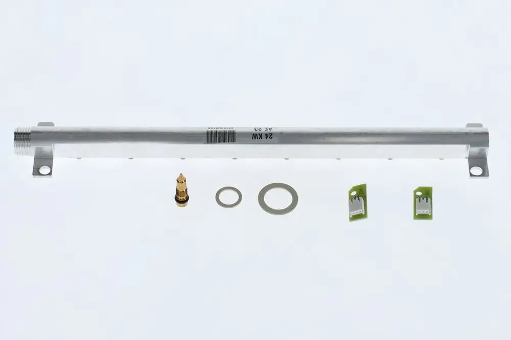 BOSCH Umbausatz bestehend aus einem länglichen Metallrohr, einer Düse, einer Unterlegscheibe und zwei grünen Platinen. Alle Teile sind auf einem weißen Hintergrund angeordnet.